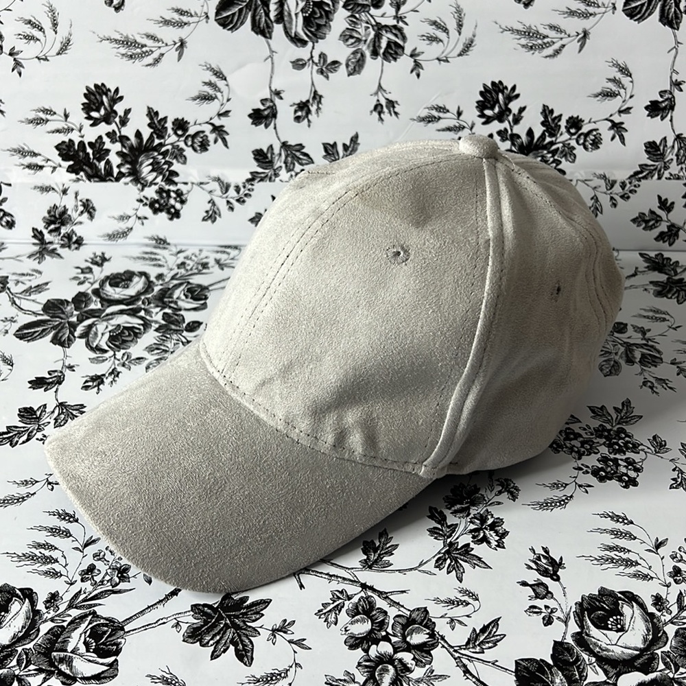 Hat With adjustable strap - Picture 3 of 10